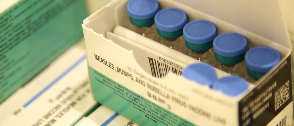 Ampullen mit Impfstoff gegen Masern, Mumps und Röteln stehen bereit. Angesichts weiter zunehmender Masern-Fälle in den USA hat die Gesundheitsbehörde CDC die Bevölkerung eindringlich zu Impfungen aufgerufen. Insbesondere kleine Kinder sollten den Schutz erhalten.