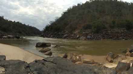 Auf Biegen und Brechen. In der Verjüngung der Schlucht (links) soll der Damm entstehen. Er wäre 131 Meter hoch. An der Felswand links würde das Turbinenhaus errichtet.