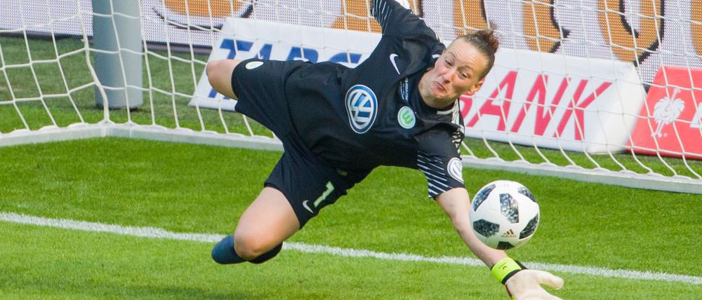 Wolfsburgs Nationaltorhüterin Almuth Schult spricht deutlich an, was derzeit im deutschen Frauenfußball falsch läuft.