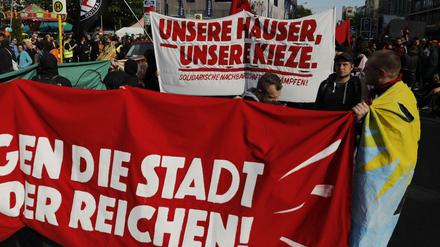 Teilnehmer einer Demonstration durch den Berliner Stadtteil Wedding am Vorabend des 1. Mai 