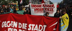 Teilnehmer einer Demonstration durch den Berliner Stadtteil Wedding am Vorabend des 1. Mai 