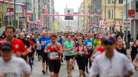 Der Halbmarathon in Berlin am ehemaligen Checkpoint Charlie in der Friedrichstraße.