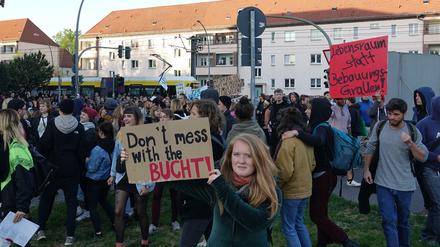 Nicht mit der Bucht anlegen? Die Rummelsburger Bucht hat viele Befürworter - die gegen die Bebauungspläne demonstrierten. 