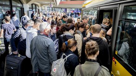 Zurücktreten, bitte. Zu viel Nähe bekommt den Berlinern nicht.
