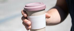 Ein Mehrwegbecher aus Bambus.