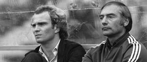 Manager Uli Hoeneß (l.) und Trainer Pal Csernai während eines Bundesligaspiels gegen Leverkusen im August 1979.