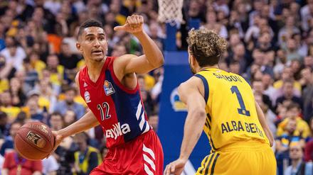 Daumen wieder oben. Maodo Lo (l.), hier gegen Albas Joshiko Saibou, und der FC Bayern beenden die Hauptrunde auf Platz eins.