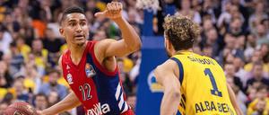 Daumen wieder oben. Maodo Lo (l.), hier gegen Albas Joshiko Saibou, und der FC Bayern beenden die Hauptrunde auf Platz eins.