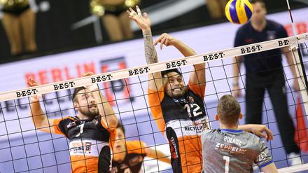 Berlins Samuel Tuia (Mitte) blockt in dieser Szene den Ball von Bartlomiej Boladz vom VfB Friedrichshafen. 