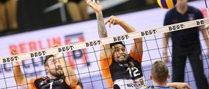 Berlins Samuel Tuia (Mitte) blockt in dieser Szene den Ball von Bartlomiej Boladz vom VfB Friedrichshafen. 