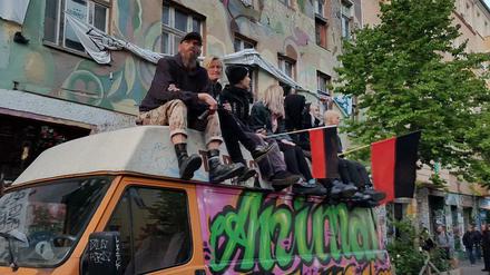 Schaulustige in der Rigaer Straße.