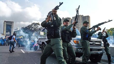 Mitglieder der Bolivarischen Nationalgarde kämpfen an der Seite von Interimspräsident Juan Guaido in Caracas gegen das Maduro-Regime.