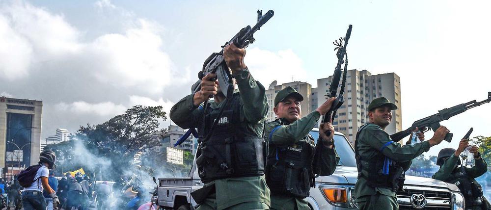 Mitglieder der Bolivarischen Nationalgarde kämpfen an der Seite von Interimspräsident Juan Guaido in Caracas gegen das Maduro-Regime.