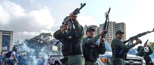 Mitglieder der Bolivarischen Nationalgarde kämpfen an der Seite von Interimspräsident Juan Guaido in Caracas gegen das Maduro-Regime.