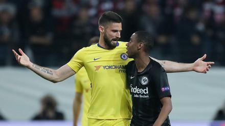 Was willst du denn? Chelseas Stürmerstar Olivier Giroud im Zwiegespräch mit Frankfurts Gelson Fernandes.