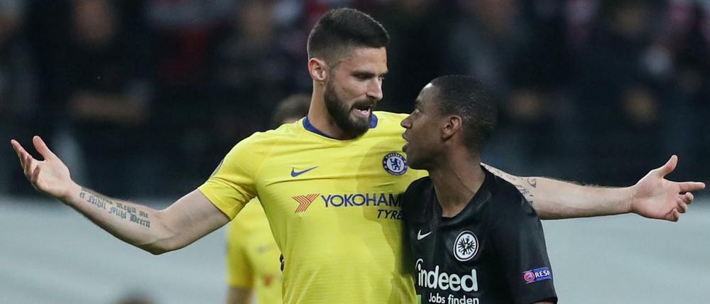 Was willst du denn? Chelseas Stürmerstar Olivier Giroud im Zwiegespräch mit Frankfurts Gelson Fernandes.
