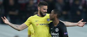 Was willst du denn? Chelseas Stürmerstar Olivier Giroud im Zwiegespräch mit Frankfurts Gelson Fernandes.