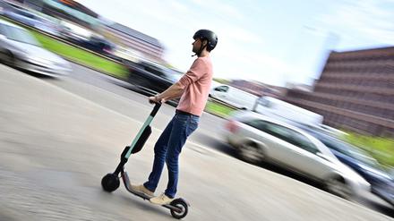 Tretrollerfahrer in Trier: In vielen deutschen Städten stehen Anbieter sogenannter E-Scooter schon in den Startlöchern.