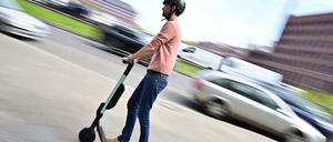 Tretrollerfahrer in Trier: In vielen deutschen Städten stehen Anbieter sogenannter E-Scooter schon in den Startlöchern.