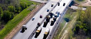 Der frische Asphalt glänzt im Gegenlicht auf der Baustelle für die neue A72 