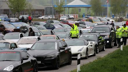 Wegen des Verdachts eines illegalen Autorennenns auf der A20 Lübeck-Stettin werden Dutzende Autos, vor allem aus Norwegen, von der Polizei auf der Autobahnraststätte Fuchsberg festgehalten.