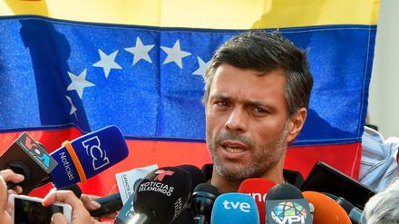 Venezuelas Oppositionsführer Leopoldo López vor der Botschaft Spaniens