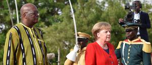 Angela Merkel und Burkina Fasos Präsident Roch Marc Christian Kabore in Ouagadougou.