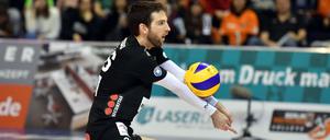 Immer voll auf den Ball fokussiert. Der Franzose Nicolas Rossard organisiert die Abwehr der Berliner.