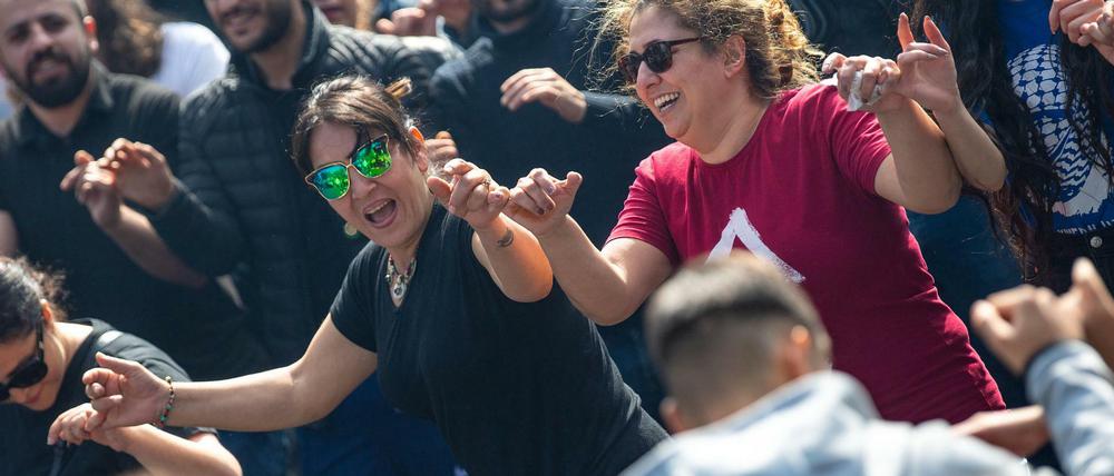 Sie hatten ihren Spaß. Menschen tanzen vor einer Bühne auf dem Myfest im Berliner Ortsteil Kreuzberg.