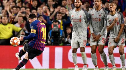 Mit links: Lionel Messi zaubert den Freistoß zum 3:0 gegen den FC Liverpool in den Kasten.