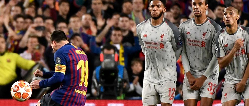 Mit links: Lionel Messi zaubert den Freistoß zum 3:0 gegen den FC Liverpool in den Kasten.