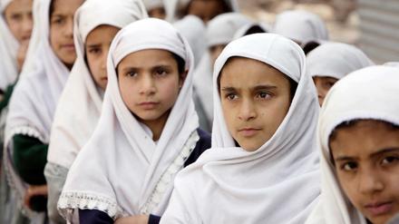 Schülerinnen einer pakistanischen Schule in Uniform beim morgendlichen Appell.