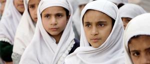 Schülerinnen einer pakistanischen Schule in Uniform beim morgendlichen Appell.