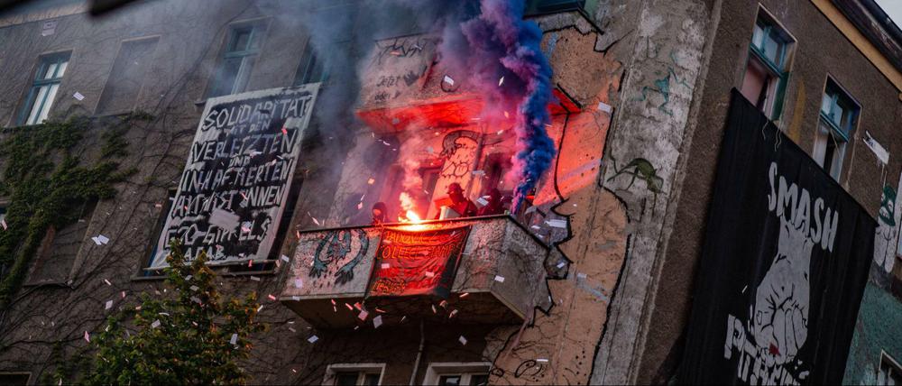 Feuer und Flamme. In der Rigaer Straße war die Lage angespannt, die befürchtete Eskalation blieb aber aus.