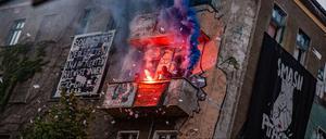 Feuer und Flamme. In der Rigaer Straße war die Lage angespannt, die befürchtete Eskalation blieb aber aus.