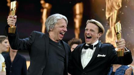 Die Gewinner des Abends: Regisseur Andreas Dresen und "Gundermann"-Darsteller Alexander Scheer mit ihren Lolas. Sechs Preise räumte das DDR-Biopic ab. 