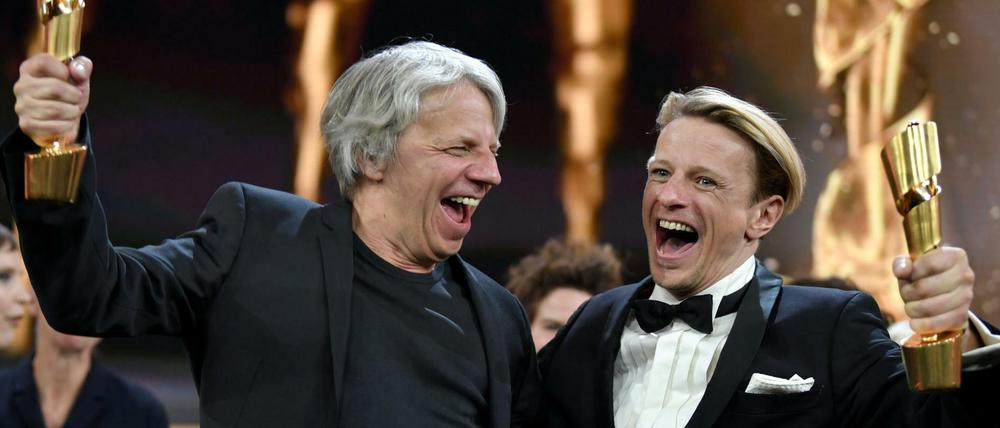 Die Gewinner des Abends: Regisseur Andreas Dresen und "Gundermann"-Darsteller Alexander Scheer mit ihren Lolas. Sechs Preise räumte das DDR-Biopic ab.