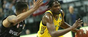 Eine Nummer zu groß. Landry Nnoko (rechts) spielte gegen Würzburg seine Vorteile aus.