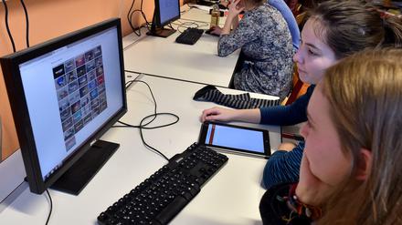 Im Computerraum dieser Schule teilen sich jeweils zwei Schülerinnen einen Computer.