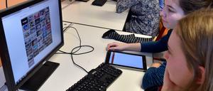 Im Computerraum dieser Schule teilen sich jeweils zwei Schülerinnen einen Computer.