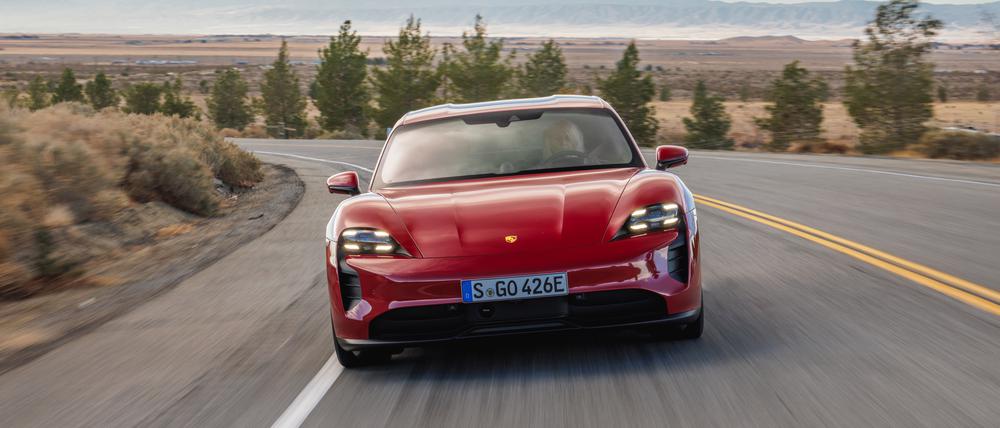 Voll elektrisch. Der Taycan GTS von Porsche hat laut Hersteller einer Reichweite von 500 Kilometern. 