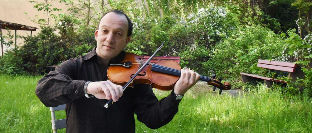 Wahlheimat Kreuzberg. Der australische Jazzmusiker Daniel Weltlinger lebt seit 2013 in Berlin. Die ererbte Violine wurde in Szolnok gebaut.