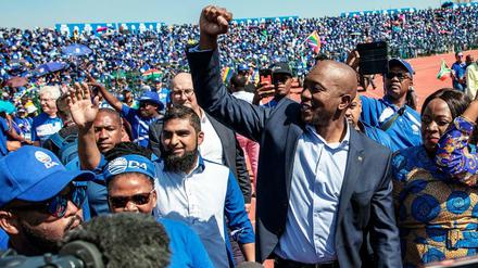 Mmusi Maimane (Mitte), Chef der Oppositionspartei Democratic Alliance (DA).