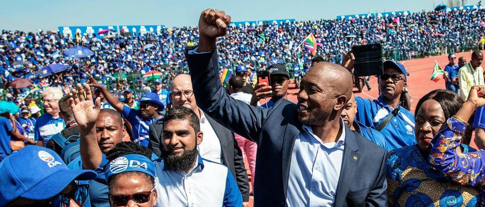 Mmusi Maimane (Mitte), Chef der Oppositionspartei Democratic Alliance (DA).
