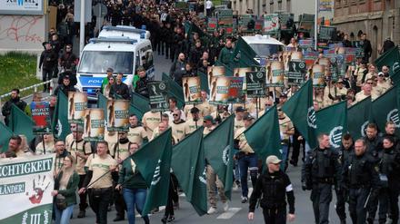 1. Mai 2019 in Plauen im Vogtland: 500 uniform gekleidete Anhänger der Kleinpartei "Der III. Weg" marschieren durch die Ortschaft.