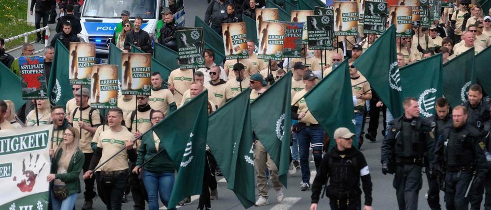 1. Mai 2019 in Plauen im Vogtland: 500 uniform gekleidete Anhänger der Kleinpartei "Der III. Weg" marschieren durch die Ortschaft.