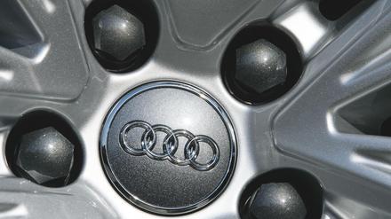 Das Logo des Autoherstellers Audi steht auf einer Felge.