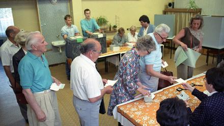 Alles nochmal, bitte. Ein Jahr später, am 6. Mai 1990, rief die Staatsführung ihre Bürger erneut zu Kommunalwahlen auf. 