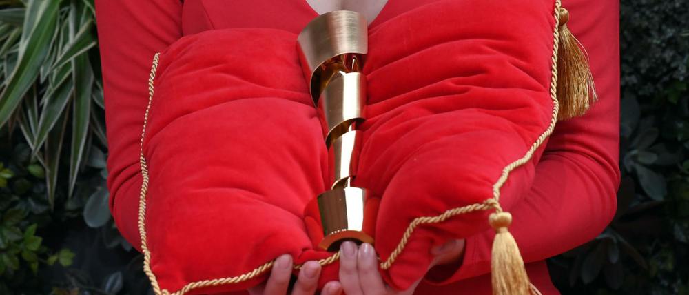 Wer hat noch nicht, wer will noch mal. Die begehrte Trophäe „Lola“ wird über den roten Teppich getragen.