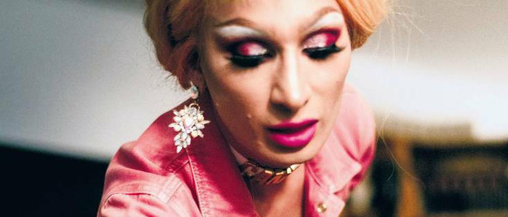 Eine Erscheinung, das ist Candy Crash aus Berlin. Sie baut sich im Internet ein Candy-Imperium auf, wird angefeindet. Aber sie wehrt sich gegen die Hater.